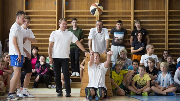 OLYMPIJSK VCEBOJ. Projekt pro zkladn koly nabz motivaci ke sportu v podob sportovn s olympioniky i monosti zjistit, pro jak sport maj dti pedpoklady.