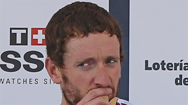 ZLATO S ASOVKY. Bradley Wiggins si vychutnv velk triumf na mistrovstv svta.