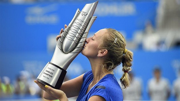 Petra Kvitová líbá trofej pro vítzku turnaje v ínském Wu-chanu.