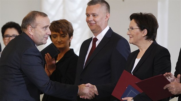 Nov polsk premirka Ewa Kopaczov si tese rukou s novm ministrem zahrani Grzegorzem Schetynou (22. z 2014).