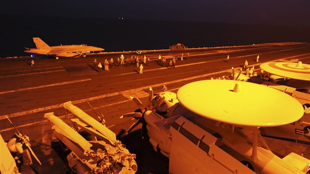 Americk sthaky startuj z letadlov lod v Perskm zlivu, budou bombardovat pozice Islmskho sttu v Srii (23. z 2014).