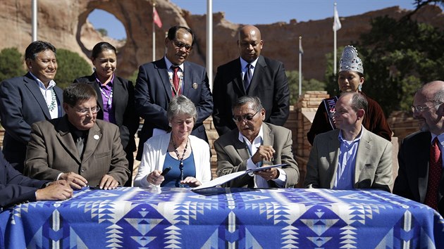 Ministryn vnitra USA Sally Jewellov (uprosted) podepsala s prezidentem kmene Navaho Benem Shellym (vpravo od n) dohodu o vyrovnn ve Window Rock v Arizon (26. z 2014).