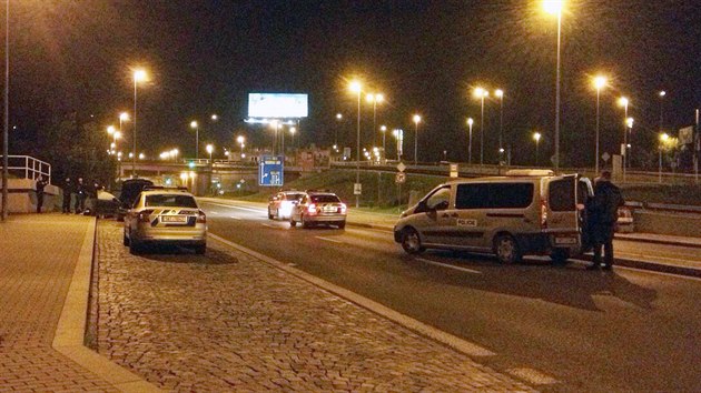 Kvli nlezu grantu v aut museli policist uzavt obousmrn ulici Pod Chodovem v Praze 4 (24.9.2014)
