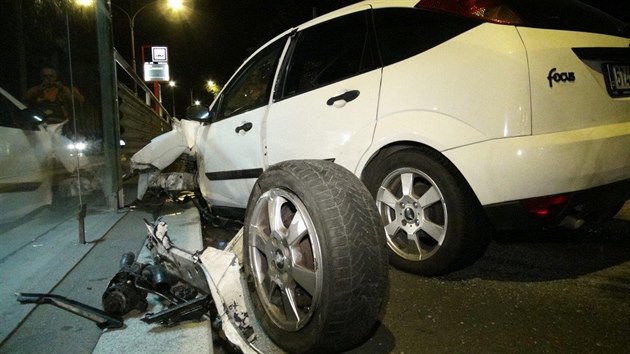 idika pod vlivem drog ujdla v kradenm aut, na Podolskm nbe narazila do zbradl(24.9.2014)