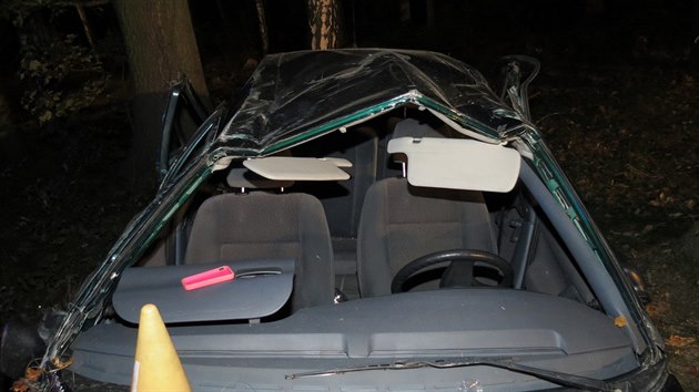 U obce Drnek na Kladensku havarovalo vozidlo s pti mladmi lidmi, ti svm zrannm podlehli (27.9.2014)