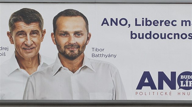 ANO. Jedin strana, kter m v komunlnch volbch na billboardech svho pedsedu.