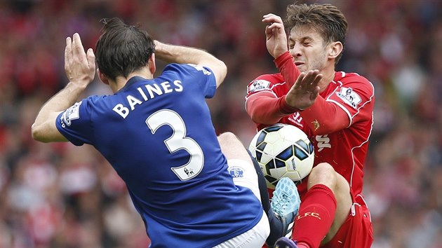 TVRD SOUBOJ. Adam Lallana z Liverpoolu (vpravo) a Leighton Baines z Evertonu.