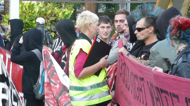Na demonstraci DSSS ekalo nkolik destek anarchist, na akci dohlela policie (27. z 2014)