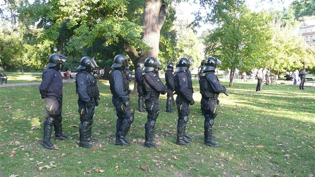 Na demonstraci DSSS ekalo nkolik destek anarchist, na akci dohlela policie (27. z 2014)