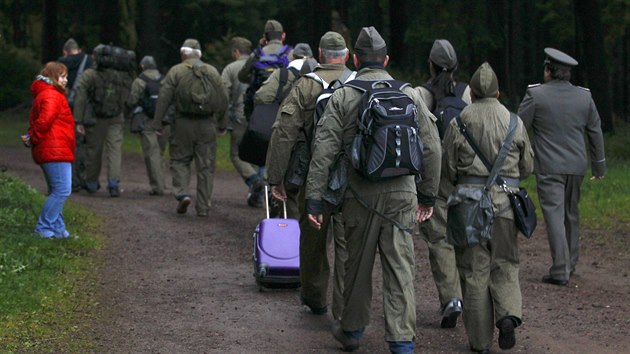 Host v uniformch nkdej vchodonmeck armdy NVA (Nationale Volksarmee) pijdj do bunkru na zitkov pobyt.