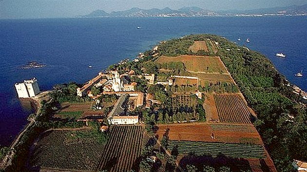Francouzsk vinastv na ostrov Saint Honorat provozuj cistercit mnii.