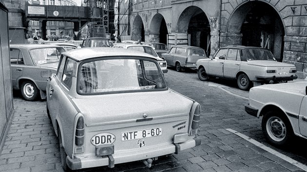 Automobily vchodonmeckch uprchlk na Mal stran v Praze. (1989)