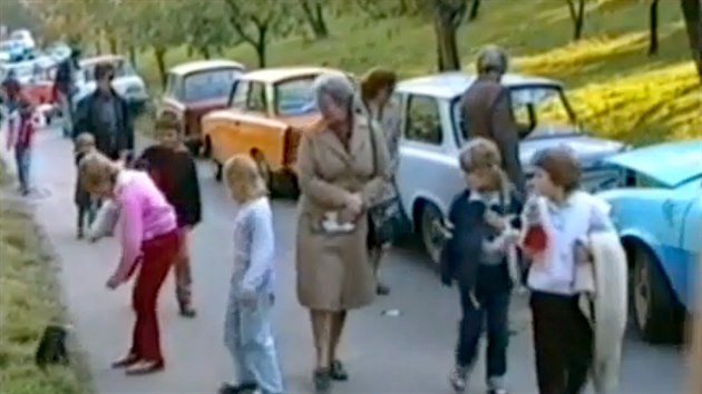 Automobily vchodonmeckch uprchlk na Mal Stran v Praze. (1989)