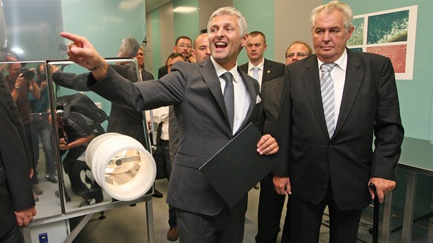 Michal Zahradnek, pedseda dozor rady firmy PrimeCell Therapeutics, provd laboratoemi novho centra prezidenta Miloe Zemana. (21. z 2014)