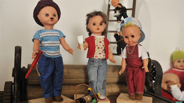 Muzeum hraek v Bobrov  vystavuje tm tiscovku panenek - v kroji nebo v obleku z pohdky z edestch let, chodiky, star korky, ale i gumov zvata.