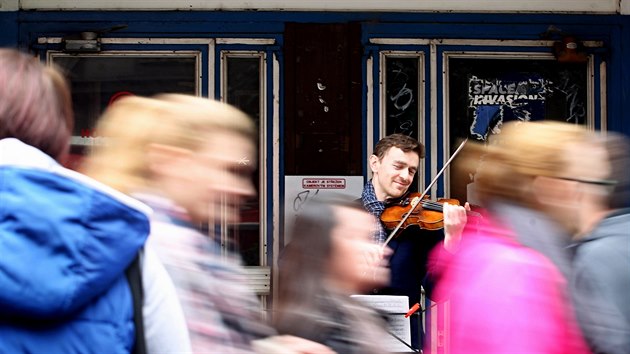 Houslista Vclav Zajc z Filharmonie Brno zkouel, jestli lid na ulici poznaj profesionlnho hudebnka.