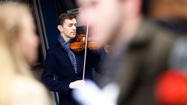 Houslista Vclav Zajc z Filharmonie Brno zkouel, jestli lid na ulici poznaj profesionlnho hudebnka.