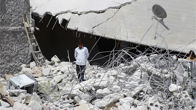 Nsledky leteckch der u syrskho msta Idlib (24. z 2014)