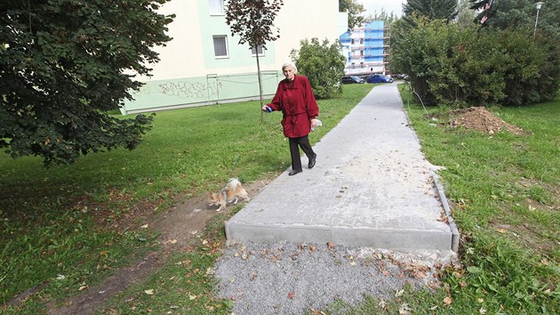 Nedokonen chodnk ped zastvkou MHD na jihlavskch Bezinkch. Jmu nkdy v budoucnu peklene lvka.