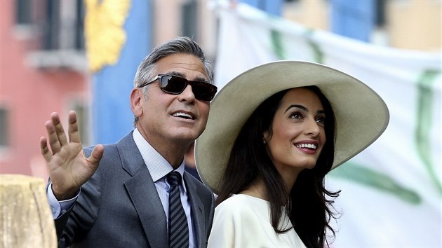 George Clooney a Amal Alamuddinov mli v pondl v Bentkch civiln obad.