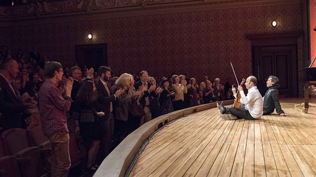 Na festivalu Dvokova Praha vystoupilo duo klaun Igudesman a Joo.