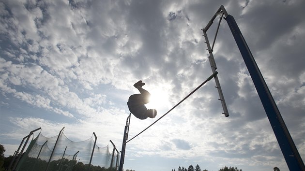 SKOK DO VÝKY Z TRAMPOLÍNY. Desetiboja Adam Sebastian Helcelet vystihl pi