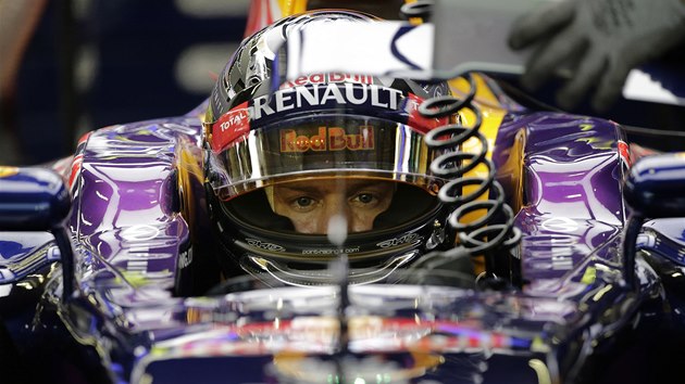 NACHYSTANÝ. Sebastian Vettel v kvalifikaci na Velkou cenu Singapuru. 