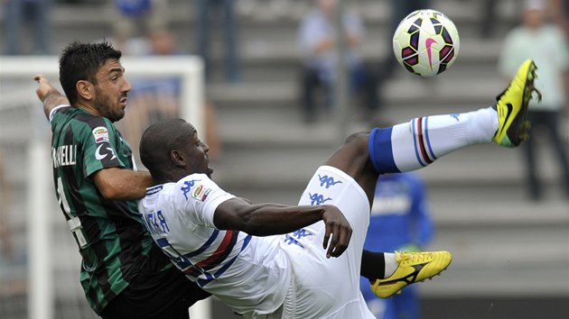 Francesco Magnanelli (vlevo) ze Sassuola brn, Stefano Okaka ze Sampdorie stih nky.  