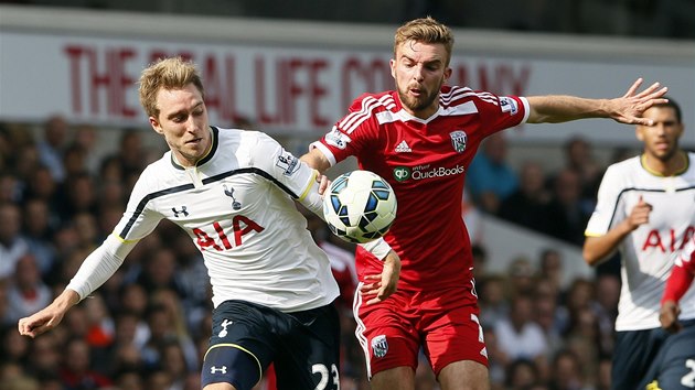 SOUBOJ. Christian Eriksen z Tottenhamu (vlevo) a Craig Dawson z West Bromwiche bojuj o m.  