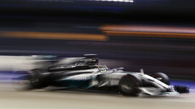 JAKO BLESK. Lewis Hamilton ve Velk cen Singapuru. 