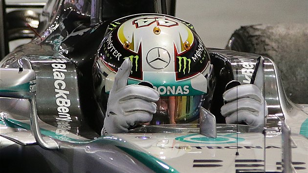 RADOST. Lewis Hamilton po triumfu ve Velk cen Singapuru. 