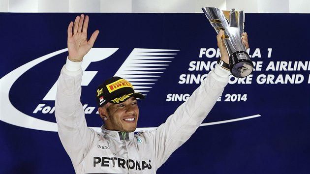 VTZ. Lewis Hamilton po triumfu ve Velk cen Singapuru. 