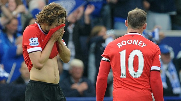 JAKO OPAEN. Daley Blind a Wayne Rooney z Manchesteru United po hok porce v Leicesteru. 