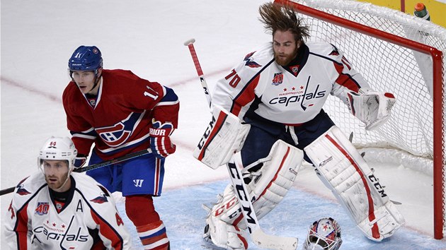 BEZ HELMY. Brank Washingtonu Braden Holtby zstal v jednu chvli v utkn proti Montrealu prostovlas. 