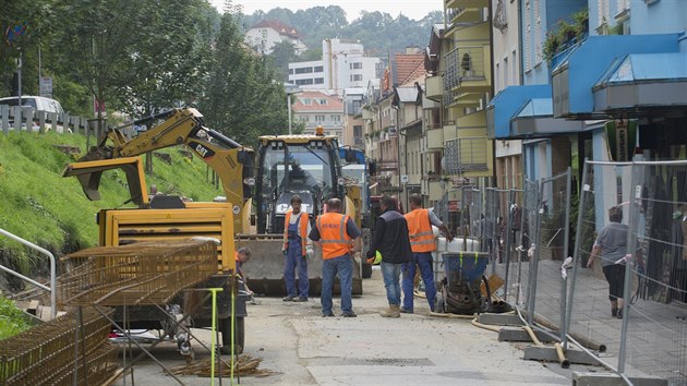 Dlnci vylepuj ulici Dr. Veselho, kter spojuje centrum Luhaovic s lzeskm arelem