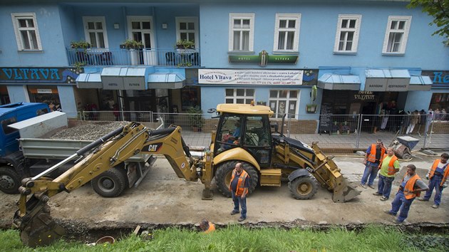 Dlnci vylepuj ulici Dr. Veselho, kter spojuje centrum Luhaovic s lzeskm arelem