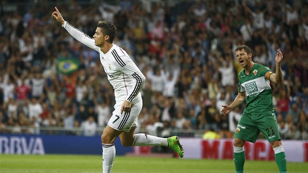 Ronaldo z Realu Madrid se raduje z glu v zpase s Elche.