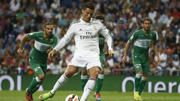 Cristiano Ronaldo z Realu Madrid napahuje ke glov tref v zpase s Elche.
