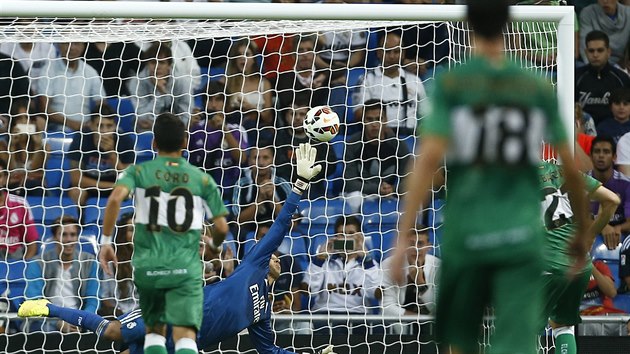 Brank Keylor Navas z Realu Madrid inkasuje po stele Edua Albscara z Elche.