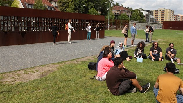 Pamtnk v ulici Bernauer je nejpietnj st Berlnsk zdi