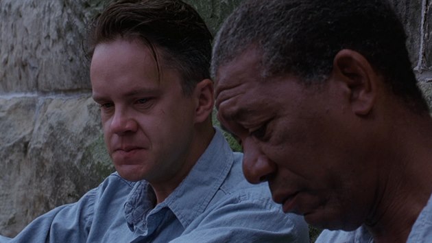 Tim Robbins a Morgan Freeman ve filmu Vykoupen z vznice Shawshank (1994) 
