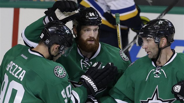 Jason Spezza, Jordie Benn a Erik Cole (zleva) slav gl Dallasu.