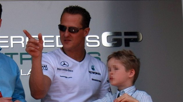 Michael Schumacher se svm synem Mickem na fotografii z roku 2010.