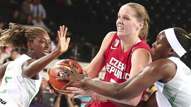 eská basketbalistka Alena Hanuová proniká brazilskou obranou.