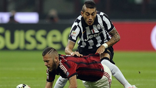 Jeremy Menez (vlevo) z AC Miln a Roberto Maximiliano Pereyra z Juventusu Turn v souboji