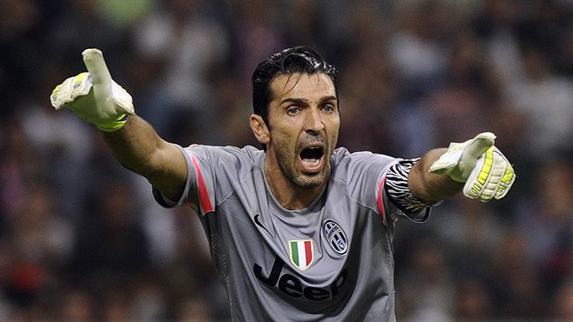 Brank Juventusu Gianluigi Buffon v utkn s AC Miln