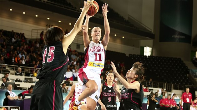 esk basketbalistka Kateina Elhotov v duelu s Japonskem