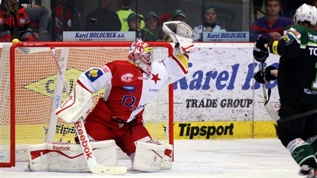 PAL! Karlovarsk tonk Vojtch Tomeek stl na slvistickou branku, kterou ste Dominik Furch.