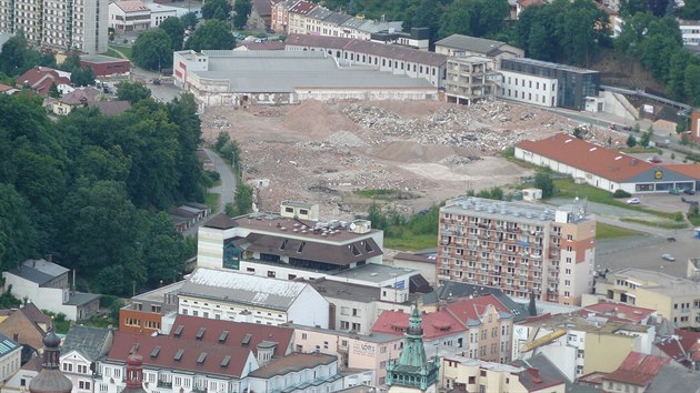 Zchtral budovy Tepny u jsou zdemolovan a na st pilhajc k opraven budov Drapaovch. Snmek je z horkovzdunho balonu (16.6.2014).