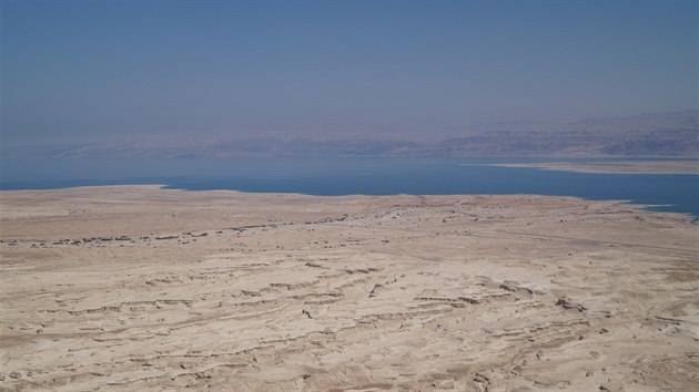 Vyprahl Negevsk pou - i zde se bhaj zvody. V pozad Jordnsko